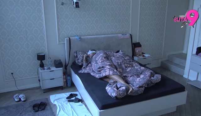 Maja i Asmin u hotelskoj sobi