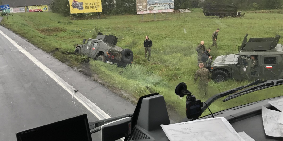 DK nr 1. Kłopoty żołnierzy pod Siewierzem. Auta wylądowały w rowie