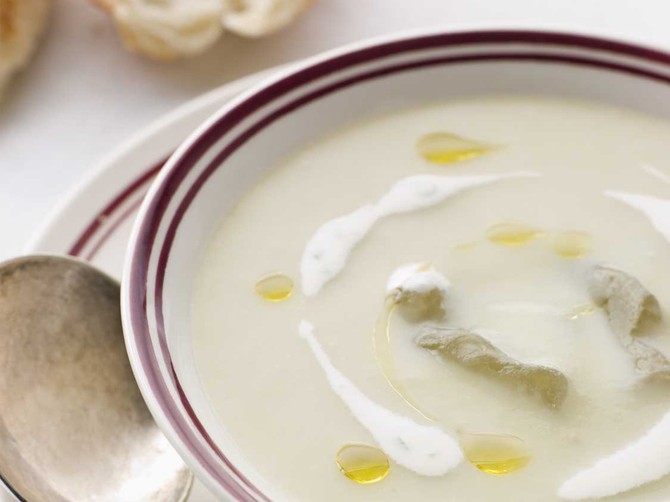 4461_+stock-photo-bowl-of-vichyssoise-with-oil-and-rustic-bread-shutterstock_14725009