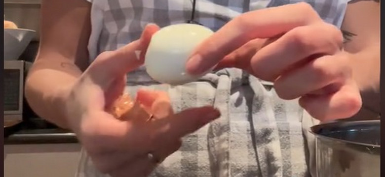 Pokazała ekspresową metodę obierania jajek. Internauci myślą, że to czary