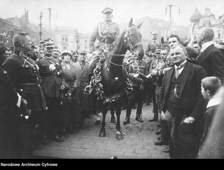     Wkroczenie wojsk polskich na Śląsk - powitanie w Katowicach: generał Szeptycki na Rynku. 