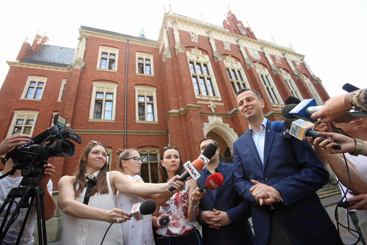 Prezes PSL Władysław Kosiniak-Kamysz podczas konferencji prasowej na temat zawetowania przez prezydenta Andrzeja Dudę ustaw o Sądzie Najwyższym i Krajowej Radzie Sądownictwa.