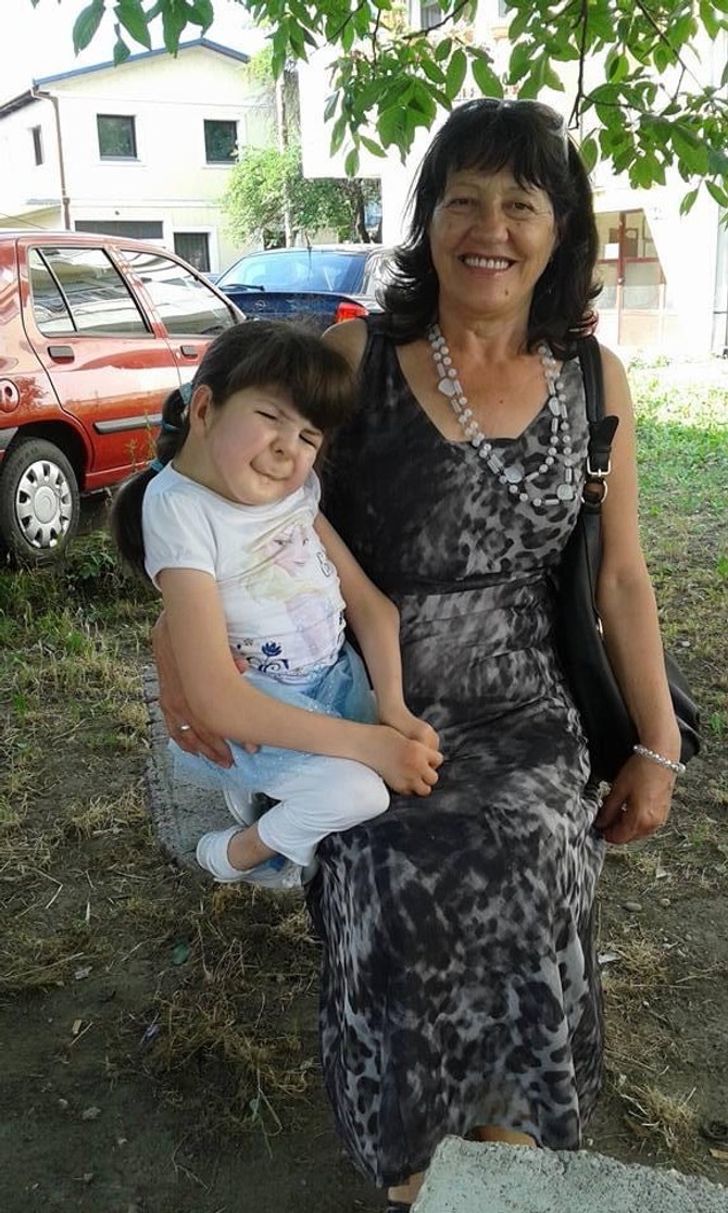 Tara jedva čeka da se baka Nada vrati iz Grčke