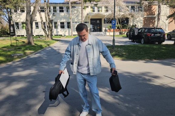 (VIDEO) MILI SE ZALETEO KOLIMA NA KEBU Haos ispred studija Zvezda Granda, pevač počeo da viče: "Da li si normalan?"