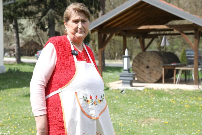 Rada Kalajdžić, švajcarska penzionerka koja živi u Ježevici, uvek farba čuvarkuću na Veliki petak pre izlaska sunca