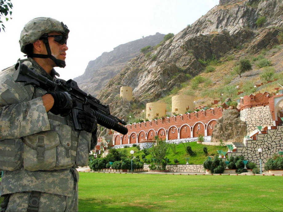 Granica Afganistanu z Pakistanem. Na zdjęciu wartownik z armii amerykańskiej przy bramie Torkham