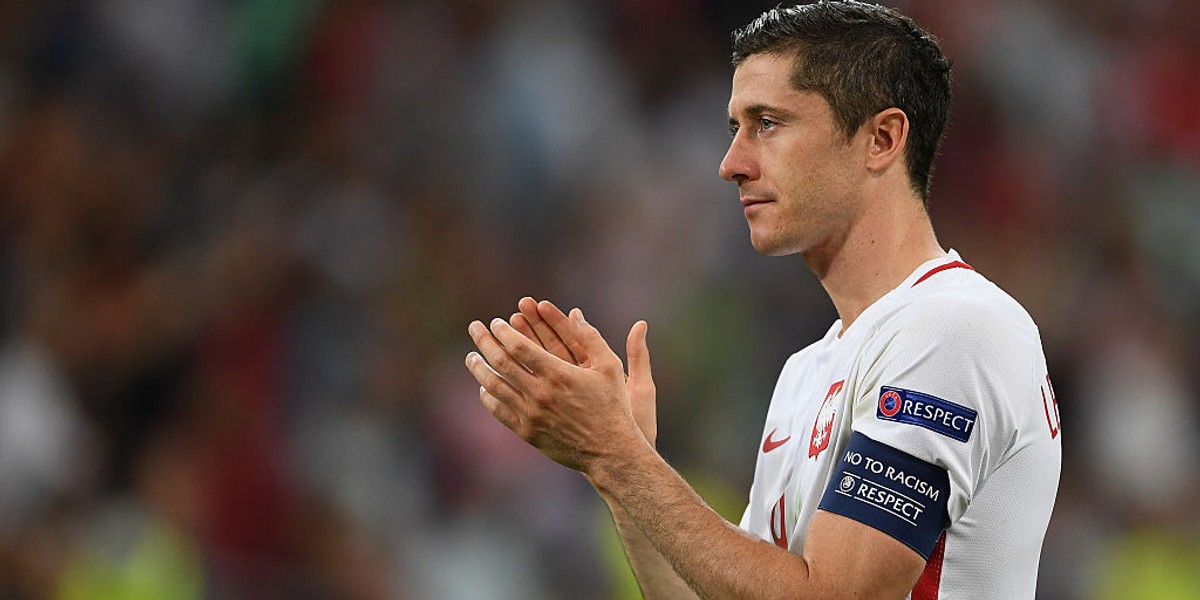 Robert Lewandowski bije brawo Portugalczykom po przegranym meczu