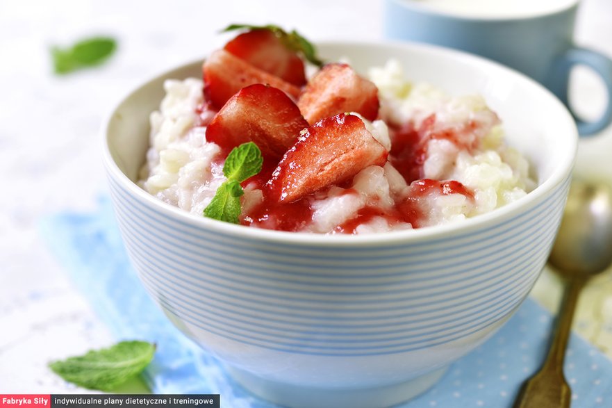 Pudding ryżowy z truskawkami i orzechami