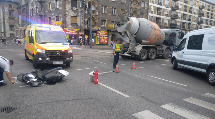 Egy betonkeverő teherautó ütközött egy motorossal a Fehérvári út és a Bocskai út sarkán. /Fotó: Blikk 