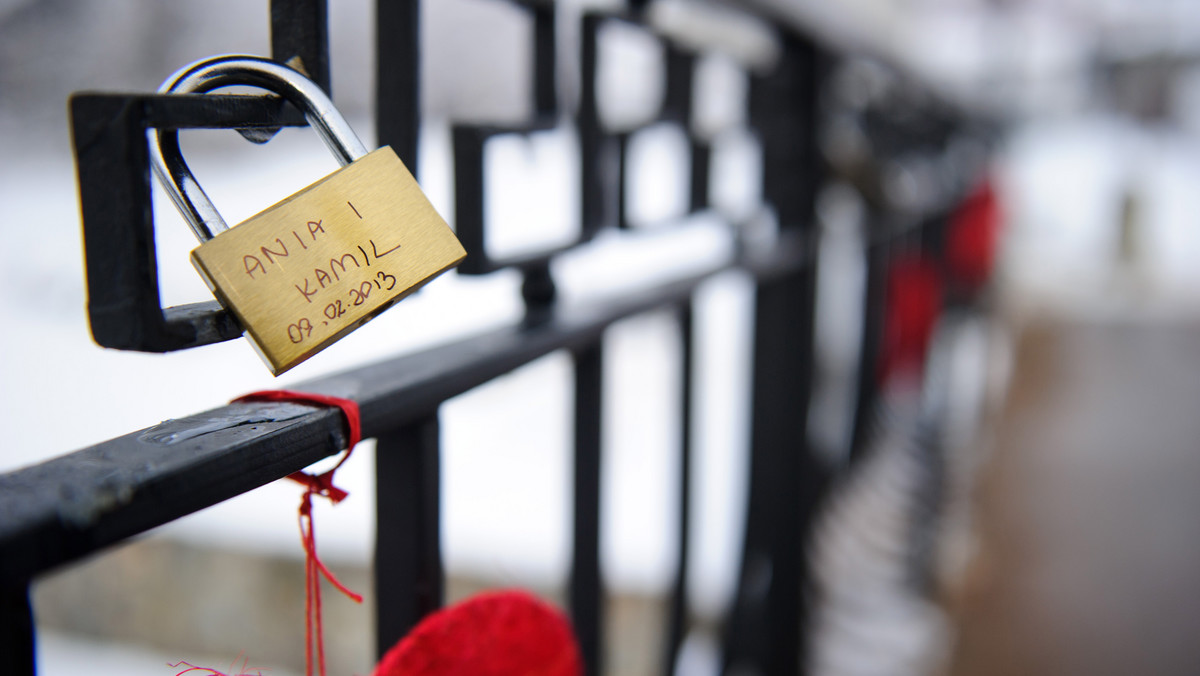 W Tarnowie otwarto w sobotę Most Zakochanych. Przybyłe pary zakochanych powiesiły na nim kłódki jako symbole wiecznej miłości i udały się na spacer "Ścieżką zakochanych w Tarnowie".