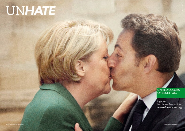 Całujący się Angela Merkel i Nicolas Sarkozy