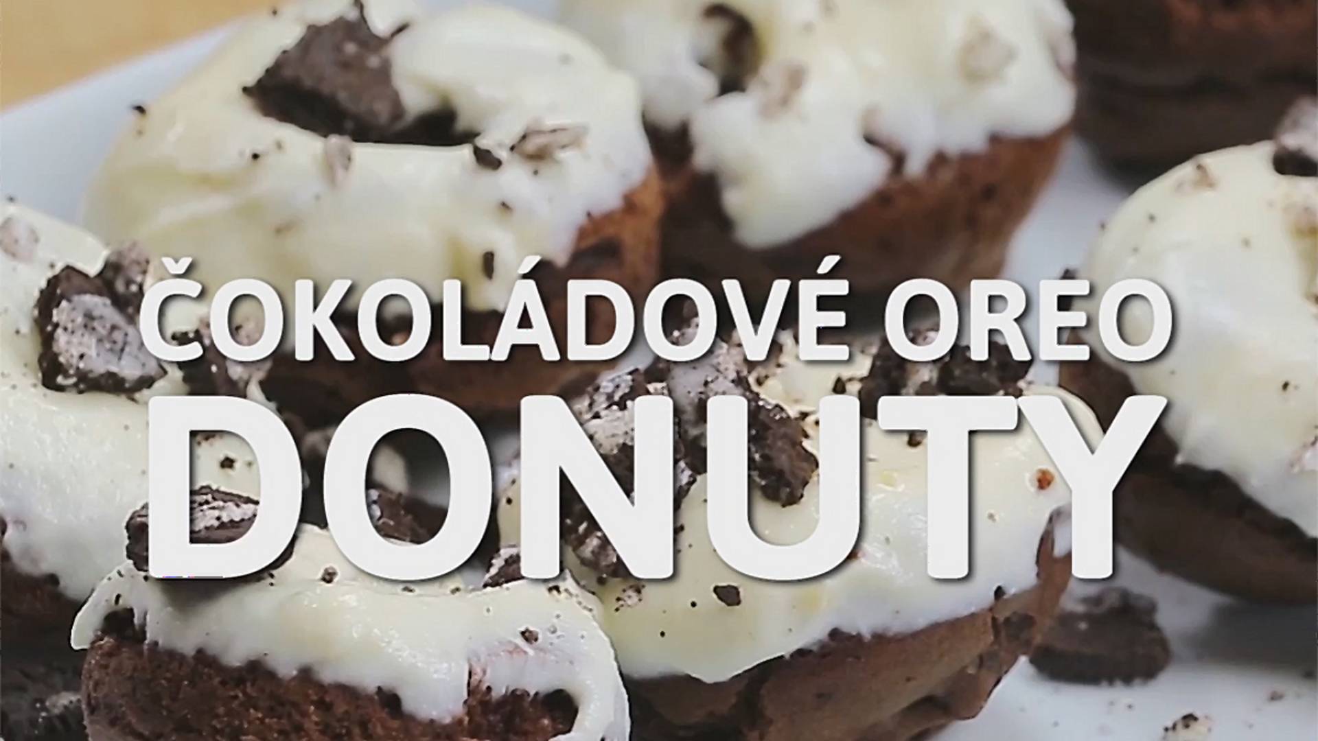 VIDEO: Sladké donuty, ktorým neodoláš. Priprav čokoládové koláčiky s kúskami Oreo