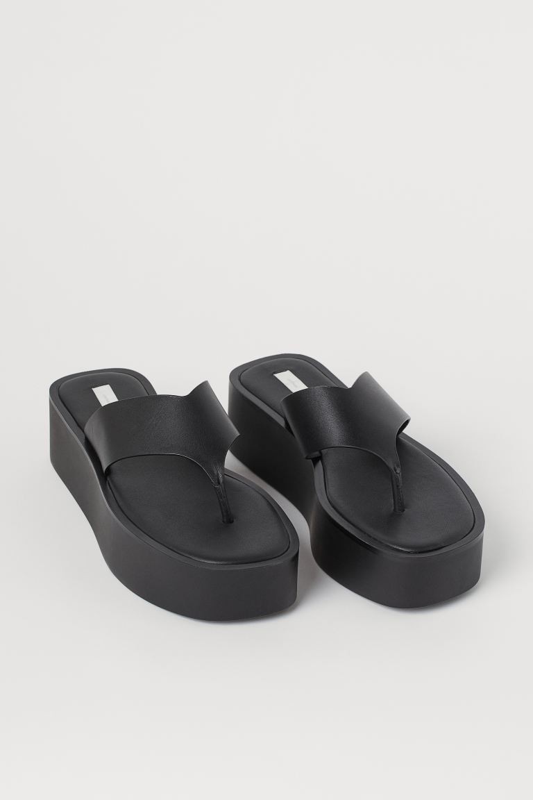 Plateausandalen aus weichem Leder von H&M für 69.95 Franken. 