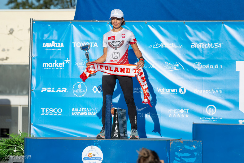 Patrycja Bereznowska na podium Ultrabalatonu - biegu na 222 km wokół największego jeziora na Węgrzech. To jedne z najlepiej wspominanych przez nią zawodów.