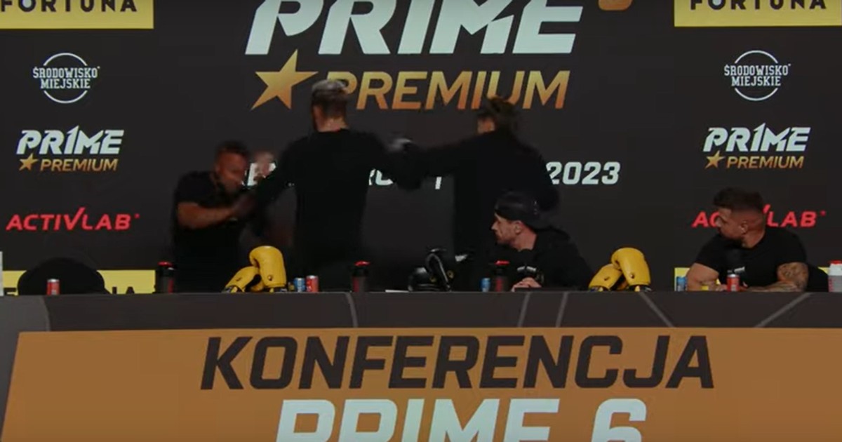 Maciej Rataj skręcił kostkę na konferencji. Rataj vs Dzik i Hellboy