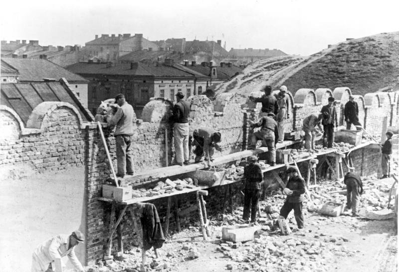 Wznoszenie murów getta na Wzgórzu Lasoty, maj 1941. Fot. Bundesarchiv/Wikimedia Commons.