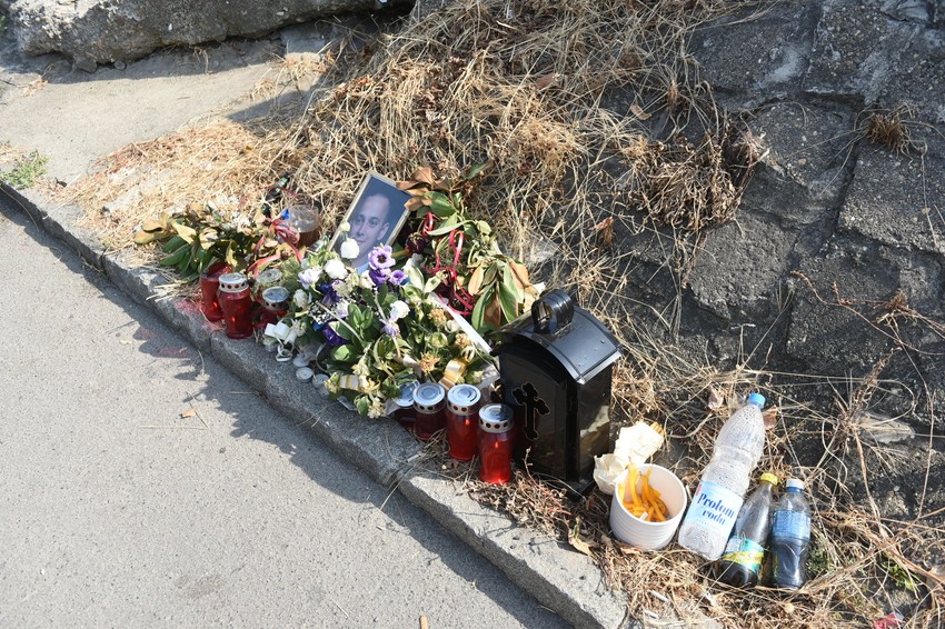 Građani ostavljaju cveće i sveće.