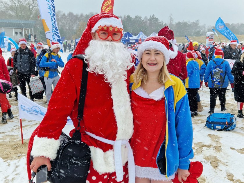 Morze w Świnoujściu zrobiło się czerwone! Wszystko przez fanów morsowania