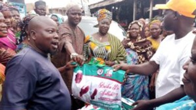 Oyo senator gives market traders palliatives