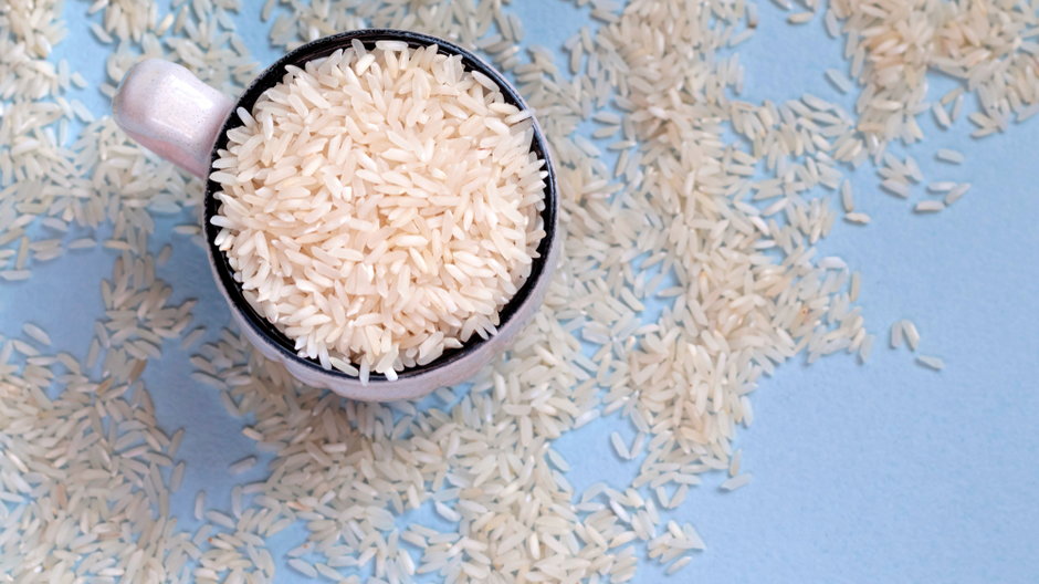 Kubek ryżu w szafie