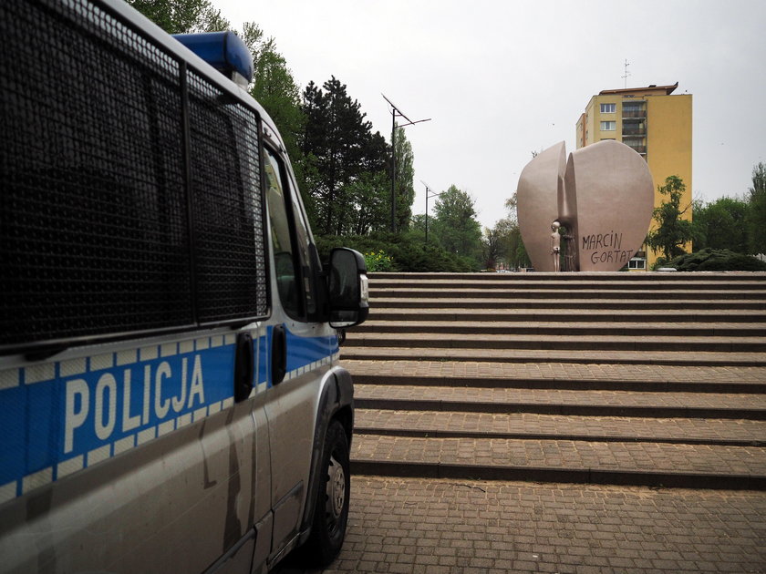 Radiowóz policji przy Pomniku Pękniętego Serca