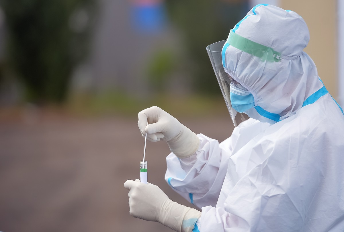 Rośnie liczba zakażeń koronawirusem w Polsce. Wzrost na poziomie niemal 80 procent