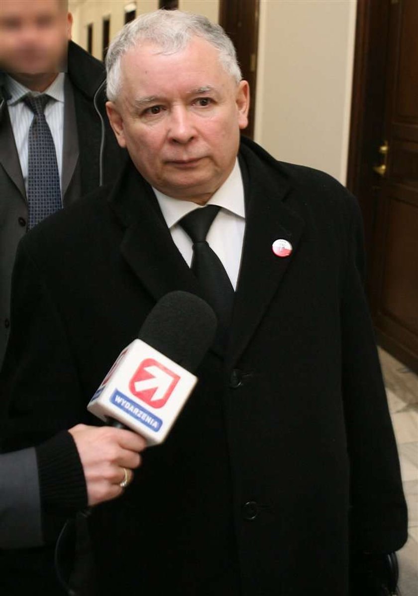 Kaczyński ma znaczek obrońców krzyża