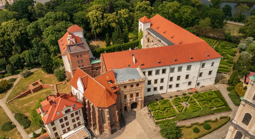 Zamek Piastów Śląskich w Brzegu z Wieżą Lwów, budynkiem bramnym oraz świątynią zamkową św. Jadwigi na ujęciu z drona. FOT. Szymon Grzybowski.