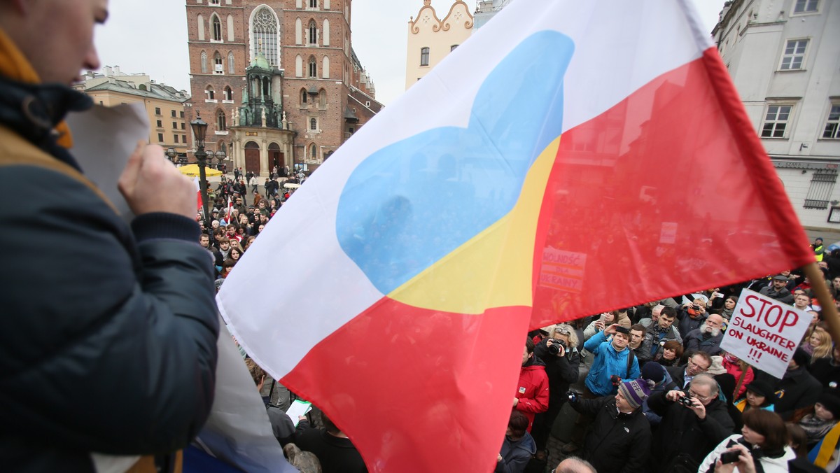 Kilkaset osób demonstrowało w sobotę na na Rynku Głównym w Krakowie w proteście przeciw zabijaniu protestujących na Ukrainie. Na cokole pomnika Adama Mickiewicza rozłożono płachty materiału zachlapane czerwoną farbą.