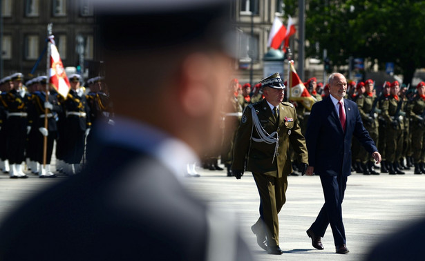 Minister Antoni Macierewicz oraz szef Sztabu Generalnego Wojska Polskiego gen. broni Leszek Surawski