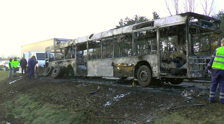 A busz teljesen kiégett, de az utasok időben lemenekültek a járműről, sérülések nélkül megúszták az esetet / Fotó: RTL Klub