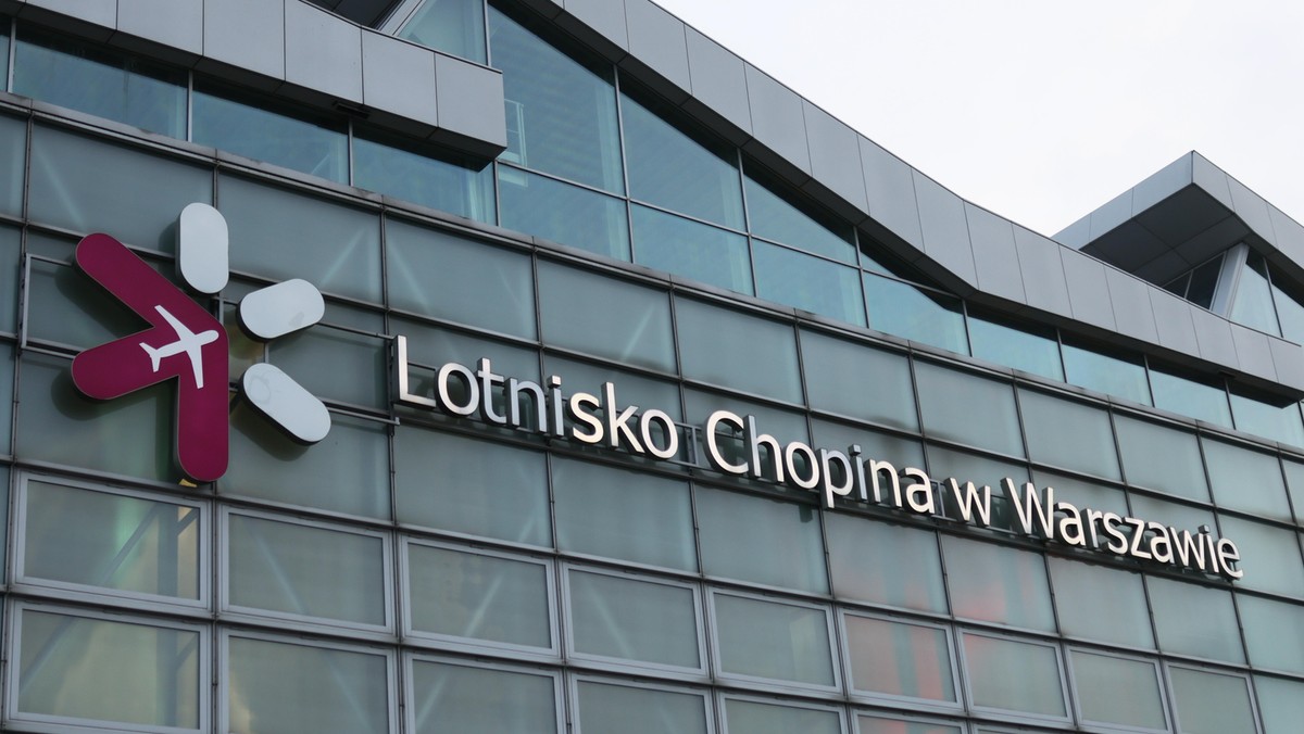 Bezpieczeństwo na Lotnisku Chopina w Warszawie zagrożone - pasażerowie latają bez sprawdzonych bagaży [Źródło: Onet]