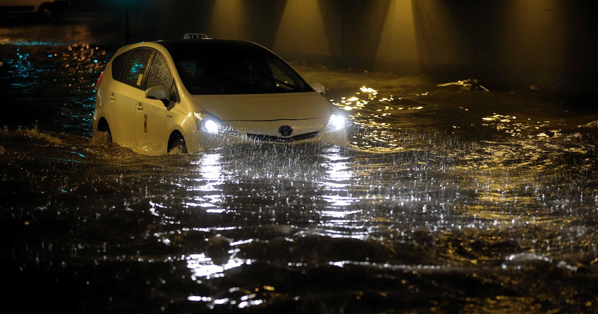 Lluvia fuerte en el sur de Polonia.  Calles inundadas y propiedades en Cracovia