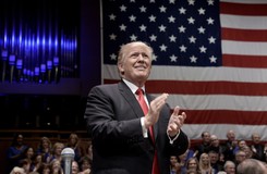 Stek wołowy, ketchup i dwie kulki lodów. 'Instrukcja obsługi' prezydenta Trumpa według mediów