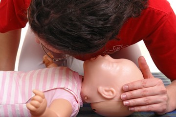 gyermek újraélesztése, újraélesztés, mellkaskompresszió, defibrillátor,