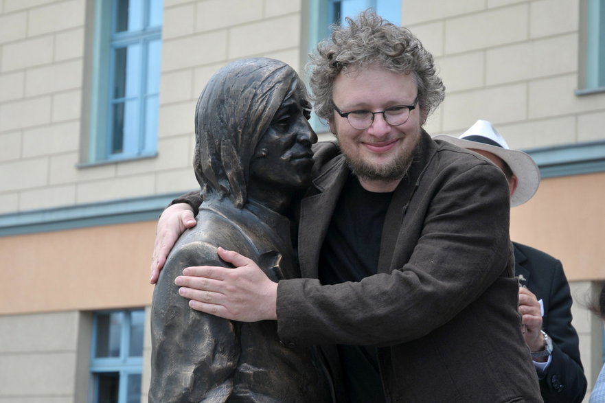 Piotr Kofta podczas odsłonięcia pomnika ojca w 2013 r.