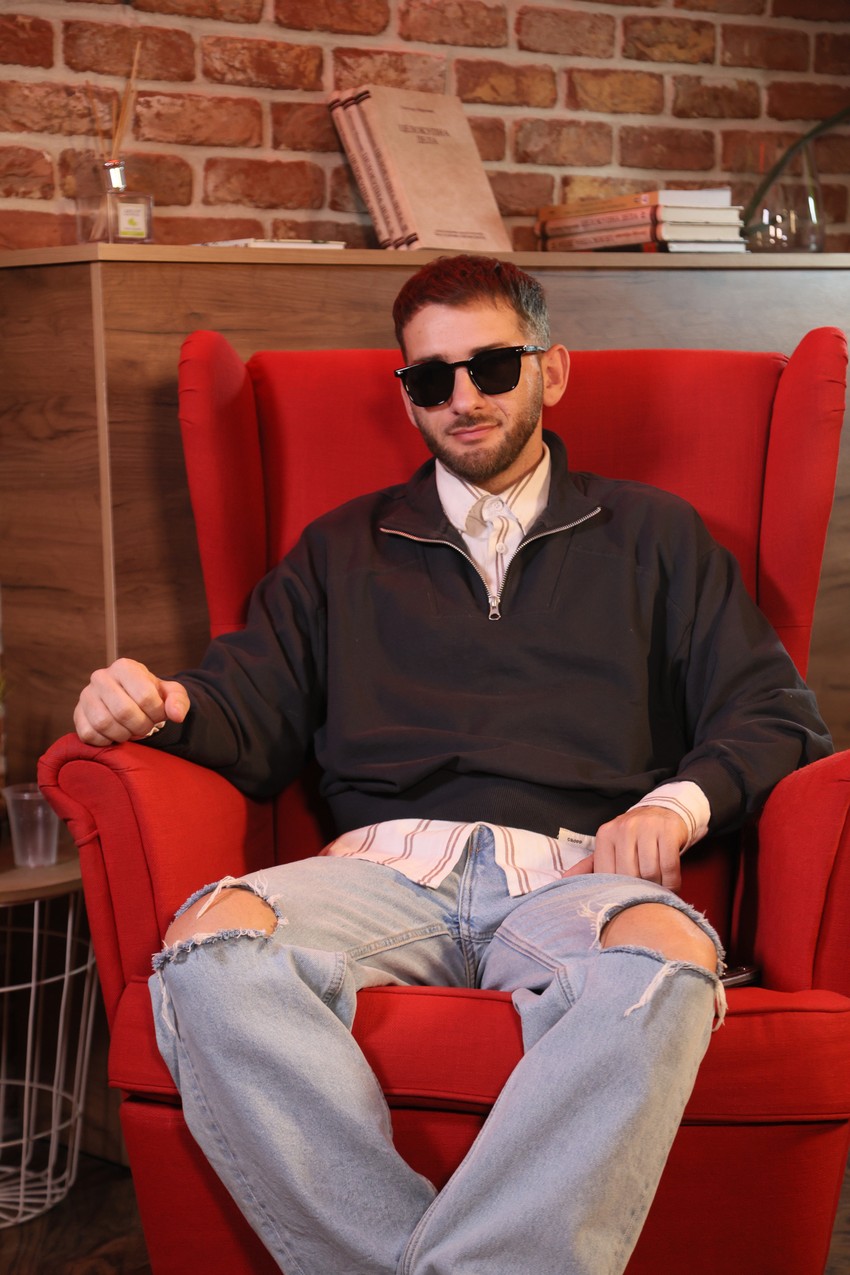 Naš pevač se mučio da zaradi, prao je automobile, a sada daje 30.000 evra za pesme