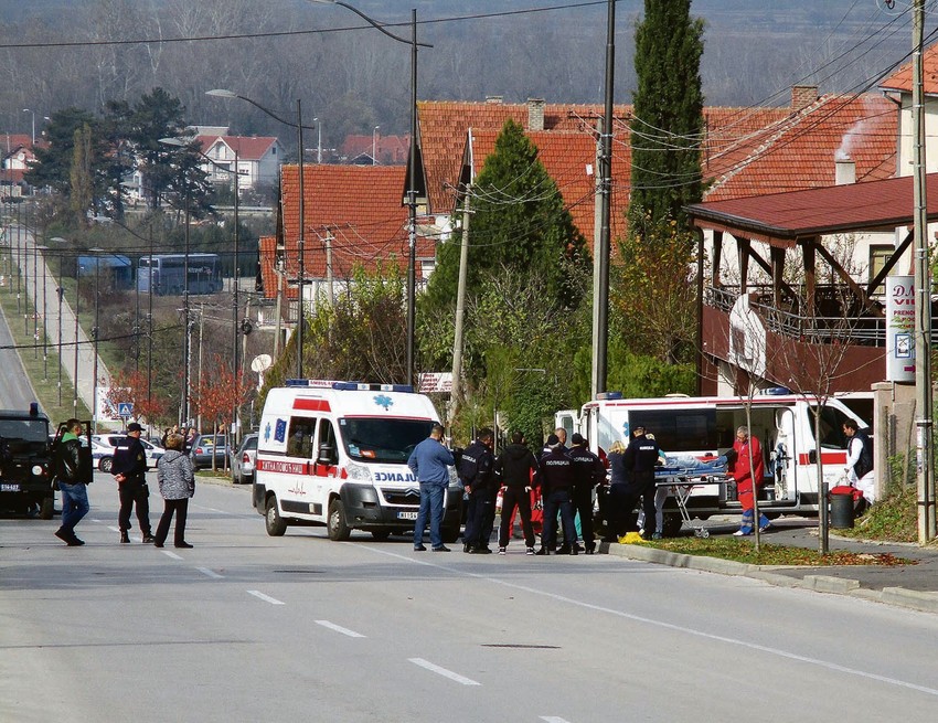 Drama: Medicinari iznose Dejana Jovanovića nakon što je sebi pucao u glavu