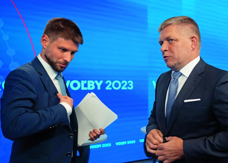 Deepfejk z Michalem Šimečką (po lewej) mógł doprowadzić do porażki prozachodniej partii Postępowa Słowacja. W wyborach zwyciężył SMER-SD prorosyjskiego Roberta Fico (po prawej).