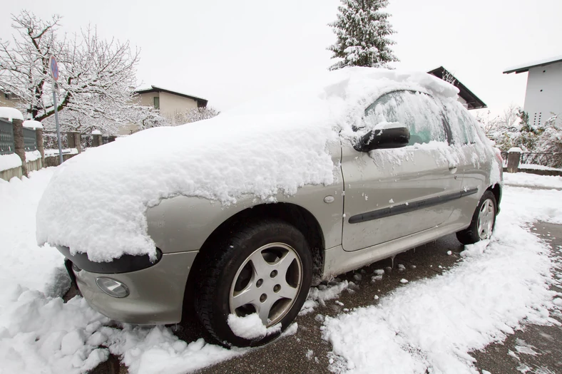 Nieuprzątnięty śnieg na samochodzie