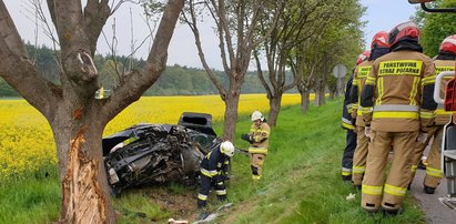 Straszny wypadek w drodze na komunię. Auto zmiażdżone jak puszka. Ranny ojciec i troje dzieci