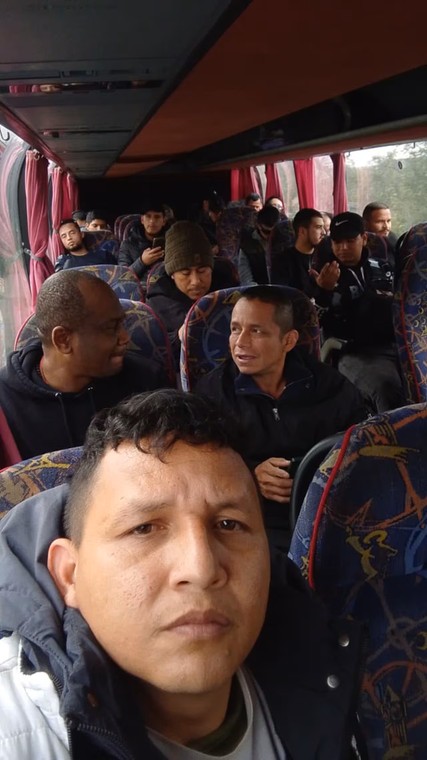 Autobus z zatrzymanymi Kolumbijczykami