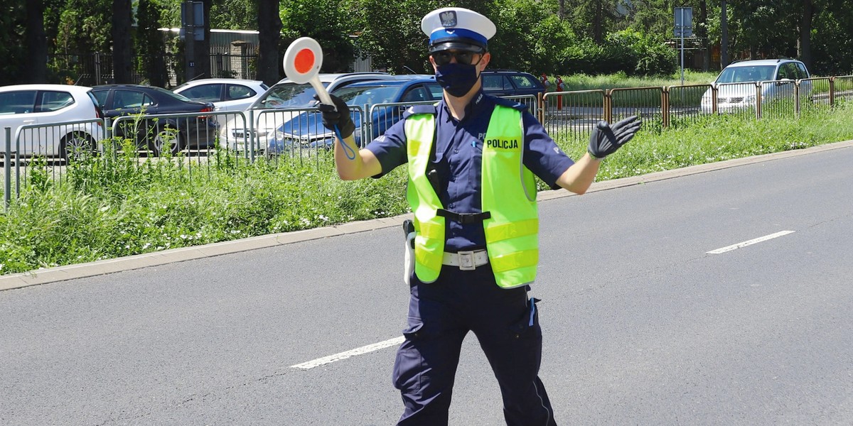 Nie tylko tak oznaczony policjant na drodze oznacza, że prawdopodobnie zaraz dostaniemy mandat. Oprócz tego niedozwolone zachowanie rejestrująfotoradary, nieoznakowane radiowozy, a ostatnio - także latające drony!