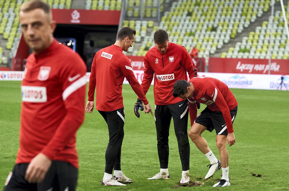 Piłkarze reprezentacji Polski - od lewej: Kamil Grosicki, Arkadiusz Milik, Wojciech Szczęsny i Robert Lewandowski podczas treningu na obiekcie "Stadion Energa Gdańsk"