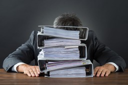 Asystenci rodziny nie chcą skupiać się na biurokracji. Wolą pracować