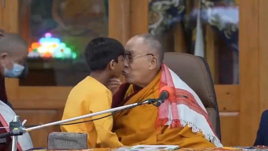 Dalaj Lama ljubi dečaka