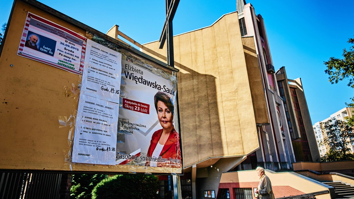 Plakaty wyborcze PiS-u na terenie kościoła