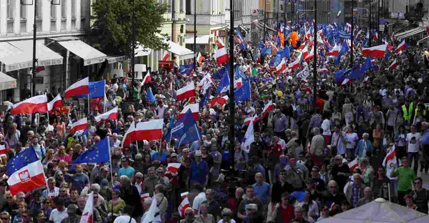 Uczestnicy marszu na Nowym Świecie. Marsz "Jesteśmy i będziemy w Europie", współorganizowany przez Komitet Obrony Demokracji oraz partie opozycyjne - PO, Nowoczesną oraz PSL przeszedł ulicami Warszawy, 7 bm. Jego uczestnicy manifestowali przywiązania do wartości europejskich. Do demonstracji KOD przyłączyli się przedstawiciele nauczycieli i biorący udział w Paradzie Schumana. (cat) PAP/Tomasz Gzell