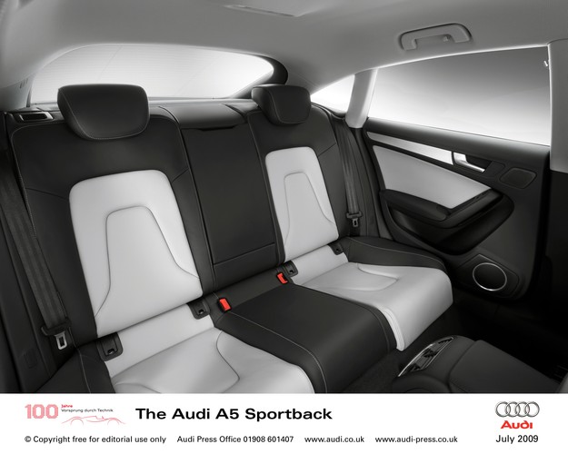 Jak zapewniają konstruktorzy A5 Sportback zapewni wysoki komfort podróżowania na wszystkich miejscach oraz wygodne wsiadanie i wysiadanie przez każde drzwi. Mimo mniejszej wysokości nadwozia, niż w przypadku limuzyny A4, i opadającemu dachowi pasażerowie w A5 Sportback dostaną porównywalną przestrzeń na nogi i nad głowami
