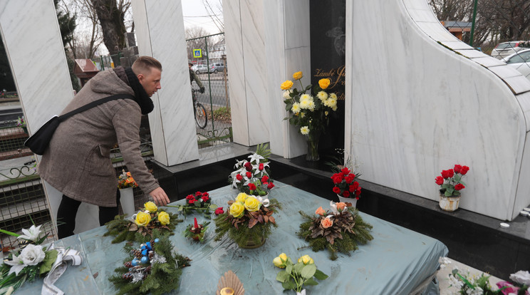 Zámbó Krisztián is elhelyezte a virágokat édesapja sírján /Fotó: Gy. Balázs Béla